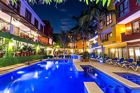 Casa Loteria -Pueblito Sayulita- Colorful, Family and Relax Experience with Private Parking and Pool