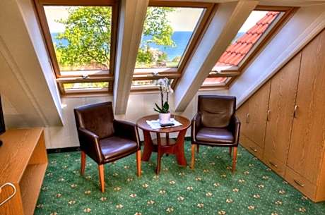 Two-Bedroom Apartment with balcony and Sea View (2 Adults + 2 Children)