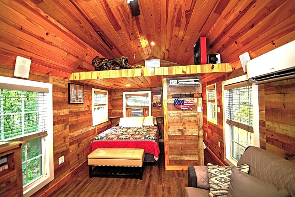 The Americana - Parker Creek Bend Cabins