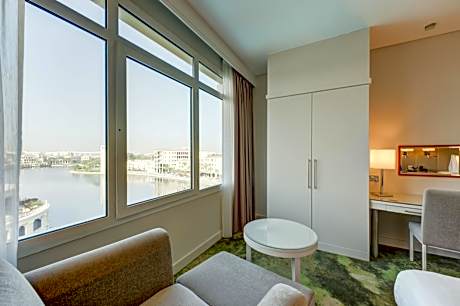 Lake View Deluxe King Room - Shuttle Service to JBR Beach and Access to The Market Mall