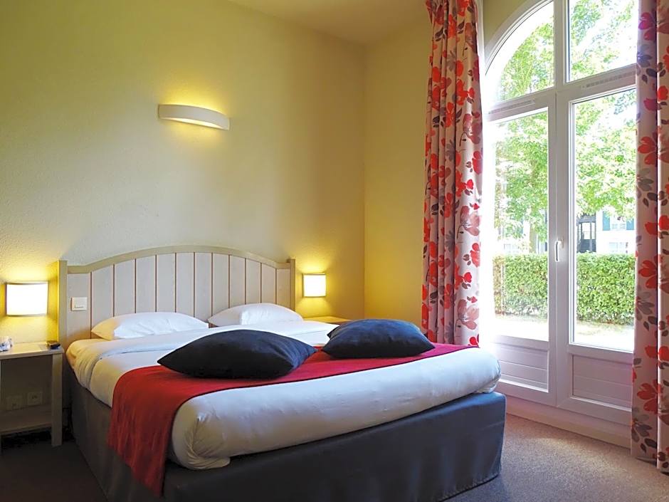 CAMPANILE VAL DE France