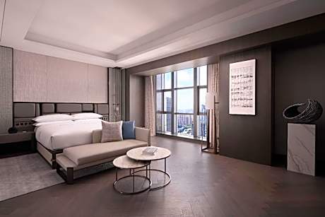 Premier Executive Suite, Executive lounge access, 1 Bedroom Larger Suite, 1 King, City view