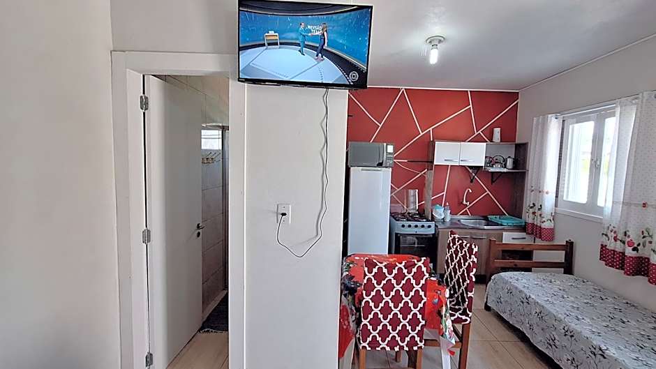 KITNET S2 em TORRES-RS - Na mais bela praia Gaúcha - Cozinha - Banheiro - Ar condicionado - TV smart 32' - Wi-Fi - Estacionamento - Anfitriã Superhost no BnB