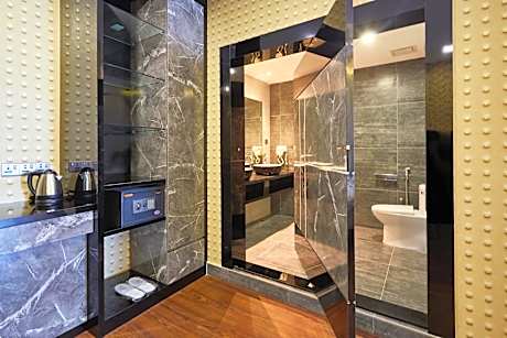 Deluxe Suite with Spa Bath