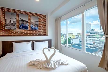 Deluxe King Room with City View