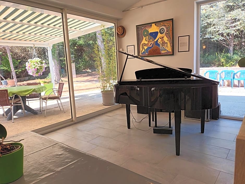 Chambres tomate, dans maison avec petit escalier et Stanna, à 6km du festival de piano de la roque d'anthéron