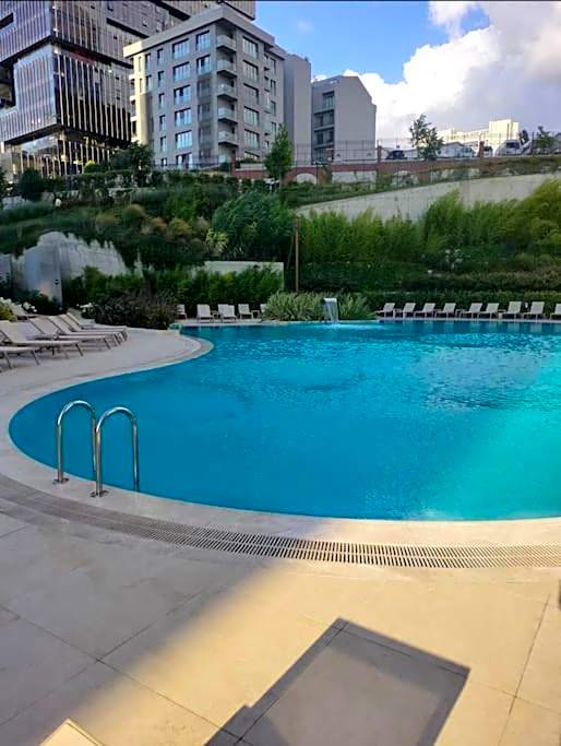 Luxury apt in the 40 plus floor