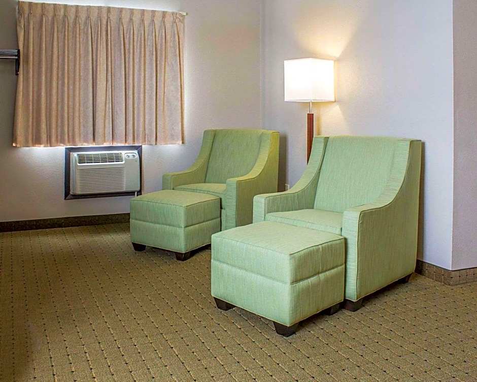 Econo Lodge Ames – Ames, IA