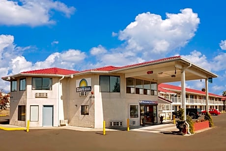 Days Inn by Wyndham Lakewood South Tacoma