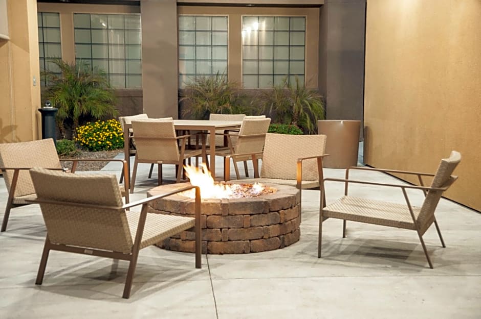 GreenTree Inn & Suites Phoenix Sky Harbor