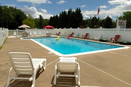 Saco River Motor Lodge & Suites