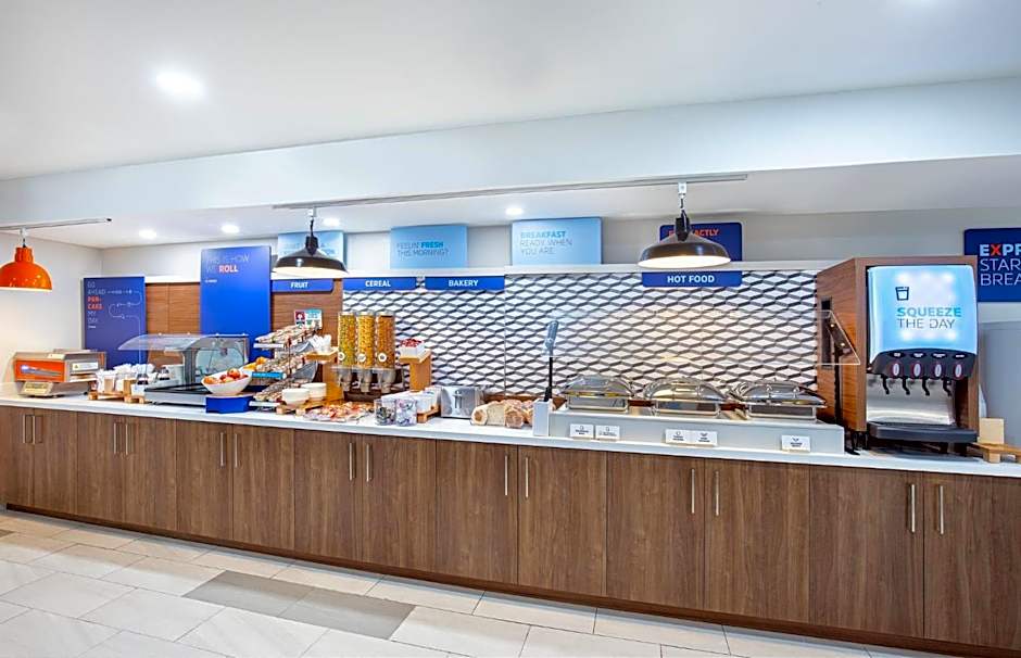 Holiday Inn Express Hotel & Suites Birmingham - Inverness 280 By IHG