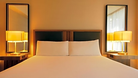 Luxury Room 1 King Non-Smoking
