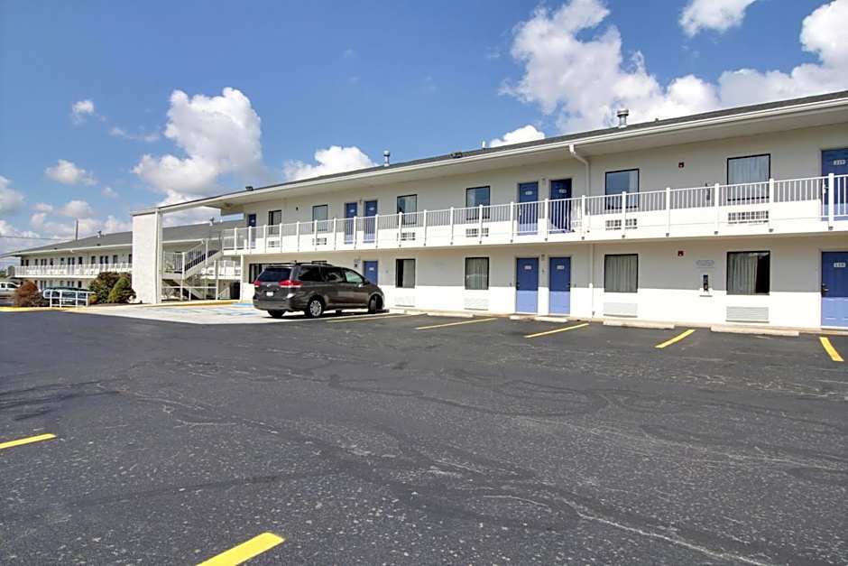 Photo 1 of 42 of Motel 6-Middleburg Heights, OH - Cleveland