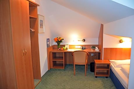 Single Room with Private External Bathroom