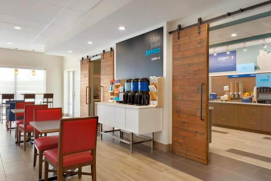 Holiday Inn Express & Suites Cincinnati NE - Red Bank Road By IHG