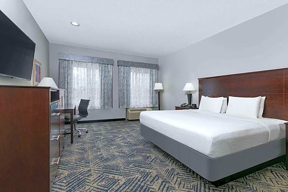 La Quinta Inn & Suites by Wyndham Tulsa Airport