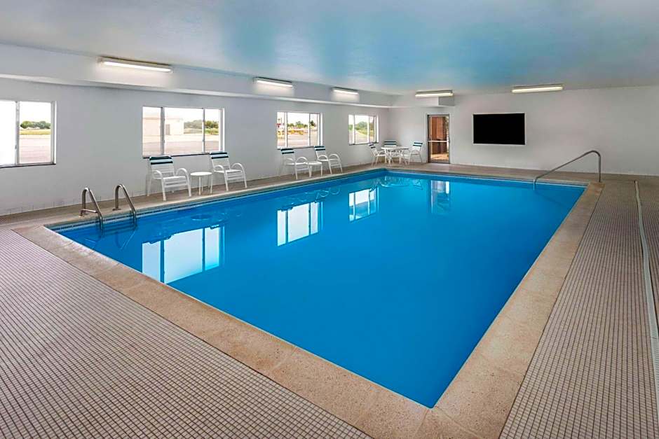 Days Inn & Suites by Wyndham Morris/I-80