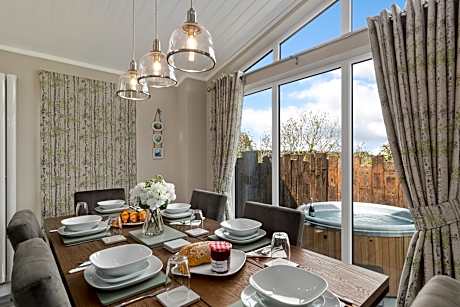 Trevelyn - Luxury Lodge, Hot Tub, Close to Beach