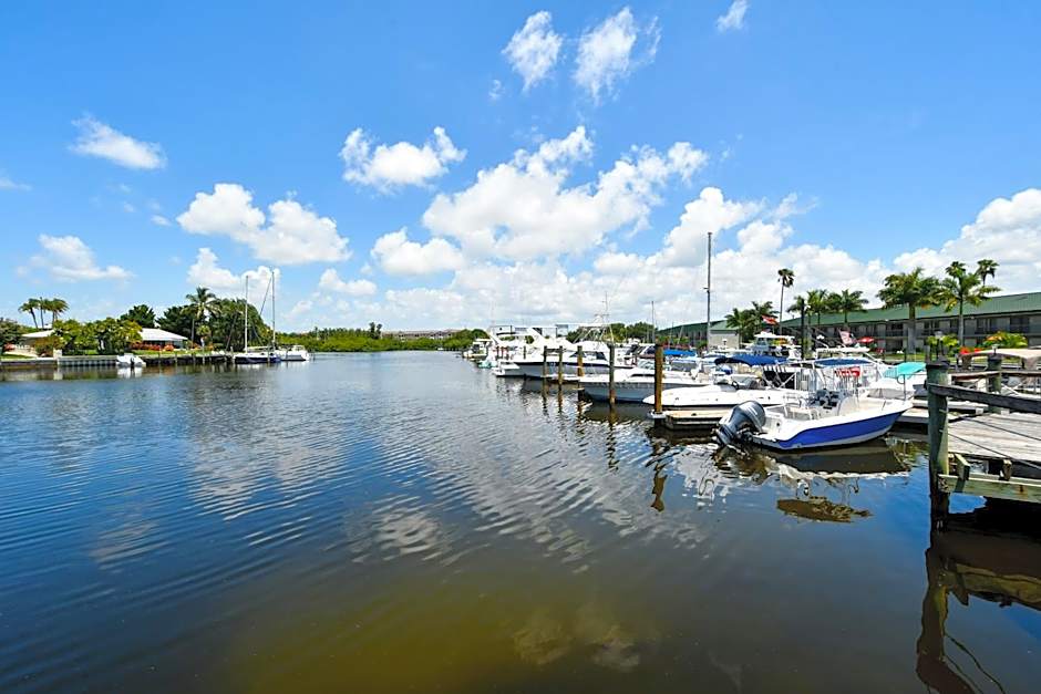 Remodeled, Huge Pool, Tiki Bar & Grill, Quiet Room
