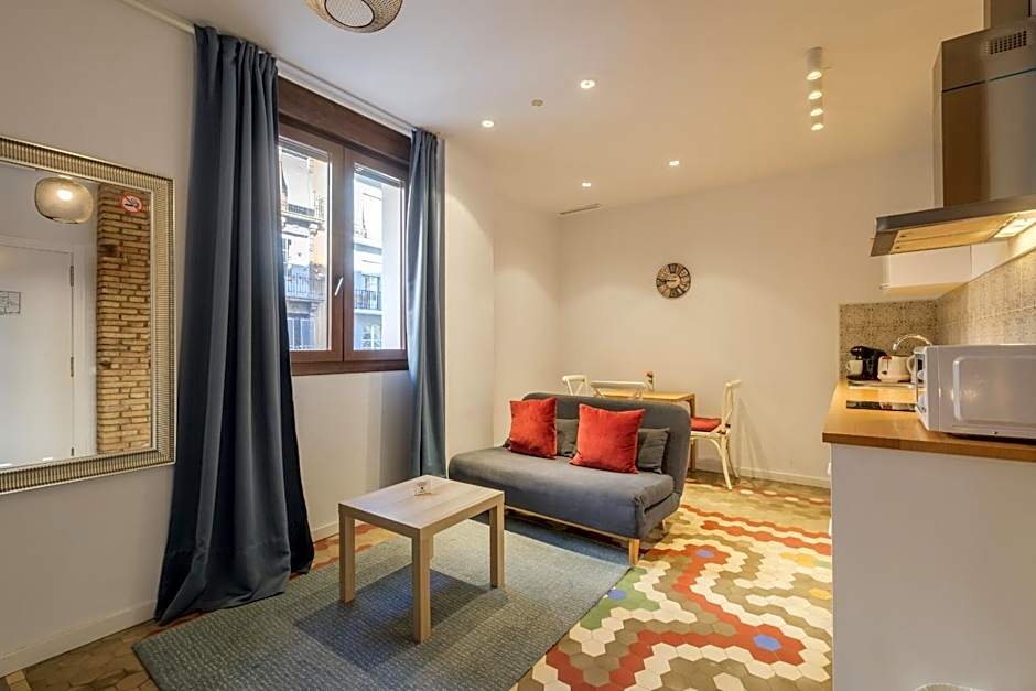 Apt with Antique Floor & lots of Sun Light