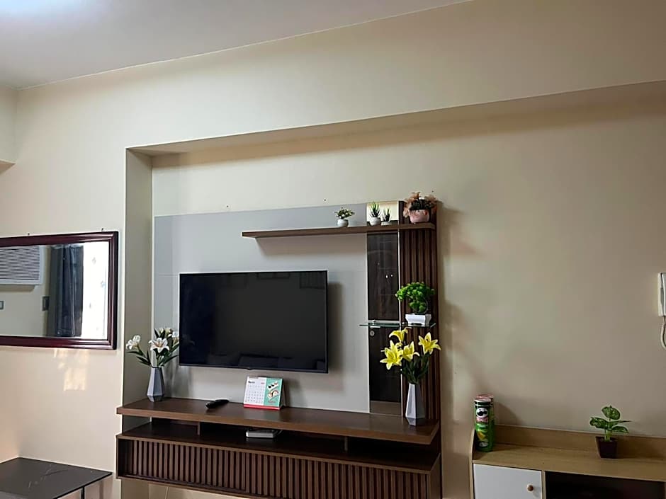 Bayfront Suite in Pasay, Manila Near NAIA Terminal, PICC, Star City, MOA and US Embassy - Pet-Friendly, Free Pool, Wi-Fi & Netflix