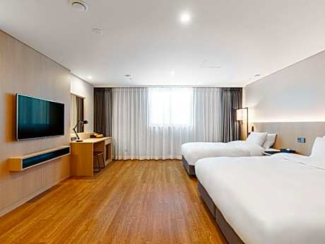 Deluxe Room with One Double Bed and One Single Bed - Non-Smoking