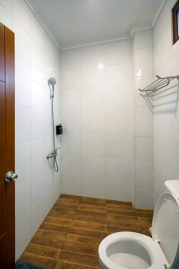 Grand Kuta Hotel Lombok - Pool - 43 inch Google TV - Strong 60Mbps WiFi - New Enhanced Management