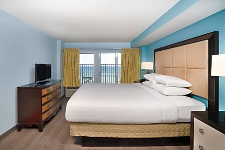 Oceanfront Deluxe Suite King and Full (1 King Bed and 1 Double Bed)