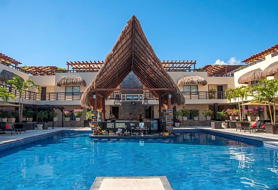 Aldea Thai by oceanfront