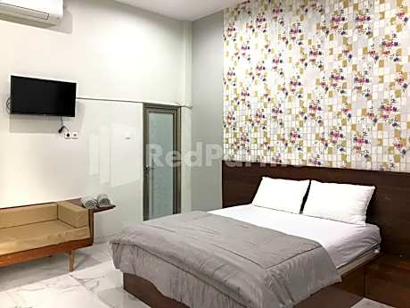 Hotel D88 Mitra RedDoorz near Santera Flower Garden