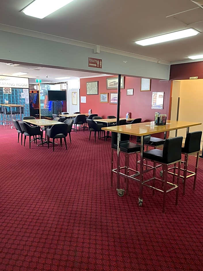 Queensport Tavern And Motel