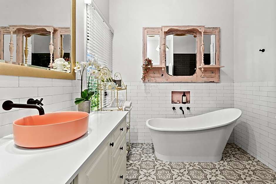 One Bedroom Cottage with Shared Pool