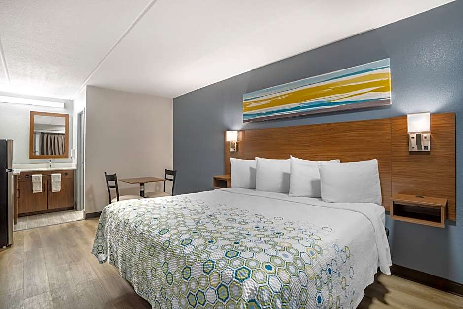 HomeTowne Studios by Red Roof Greenville