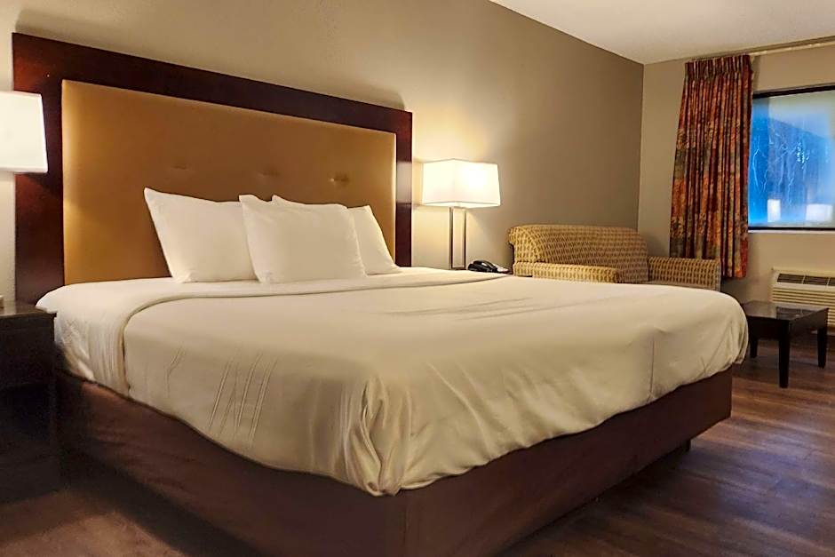 Econo Lodge Inn & Suites