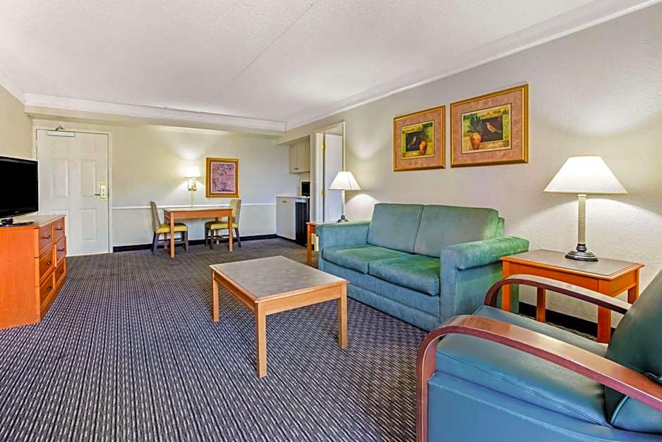 La Quinta Inn & Suites by Wyndham Tampa Bay Pinellas Park Clearw