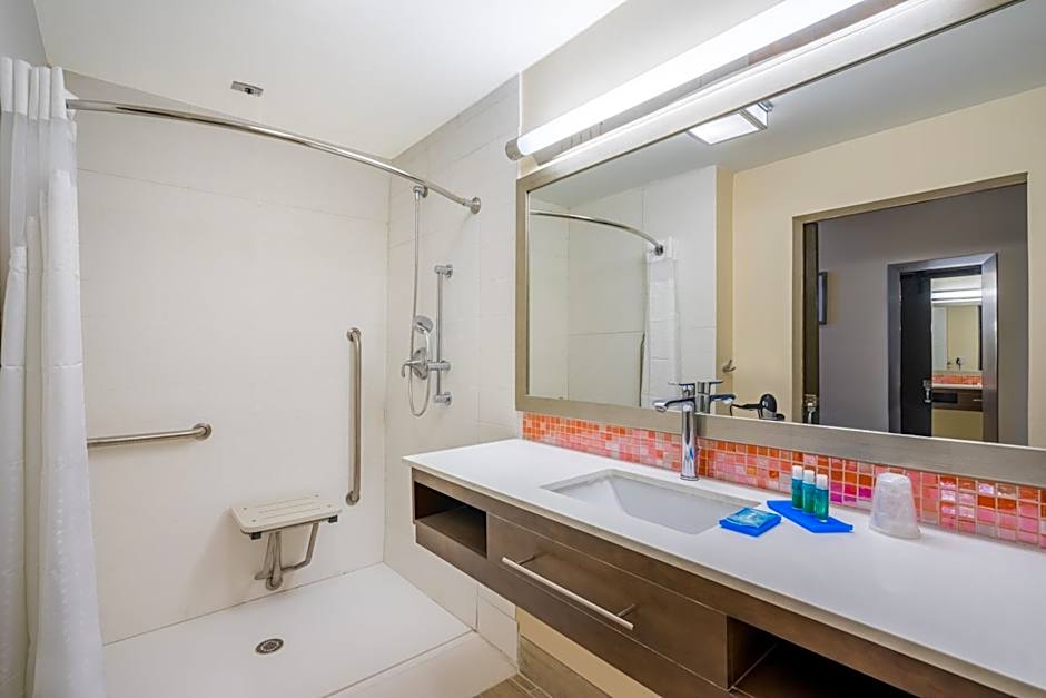 Holiday Inn Express & Suites Nassau By IHG