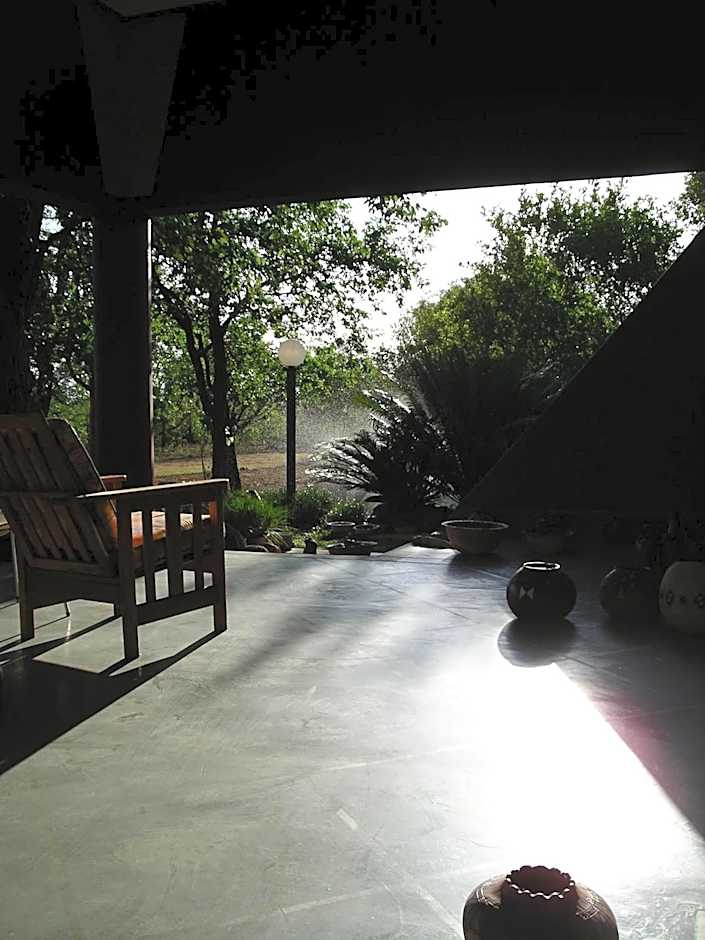 Tingala Lodge - Bed in the Bush