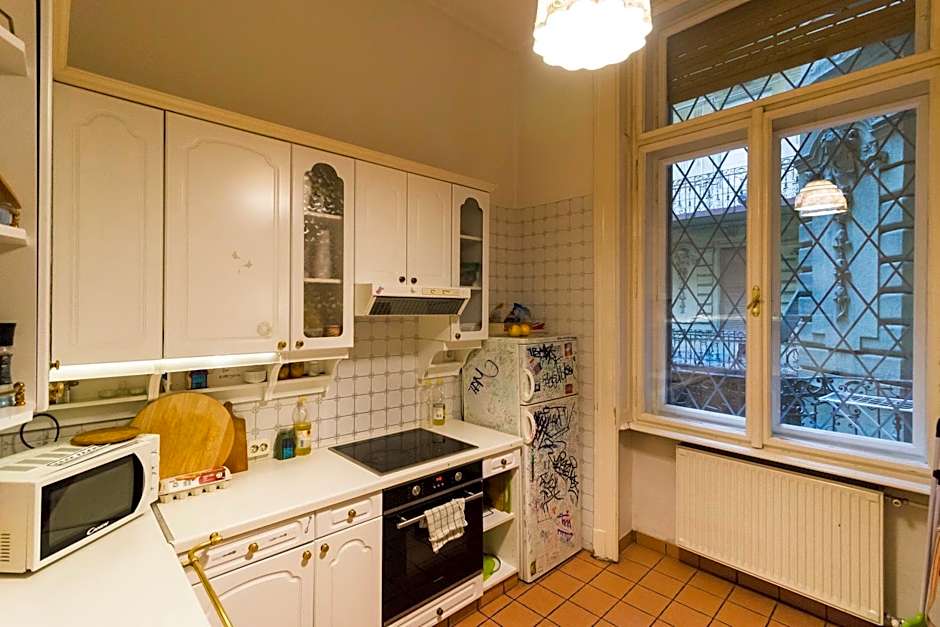 Baroque Hostel & Coworking