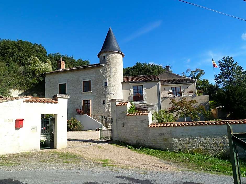Manoir Le Cristal - Futuroscope a petit prix, chambres de 1 a 6 personnes
