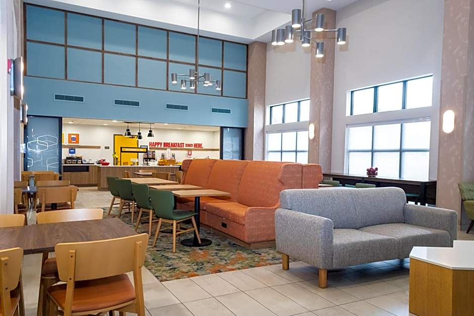 Hampton Inn & Suites Addison