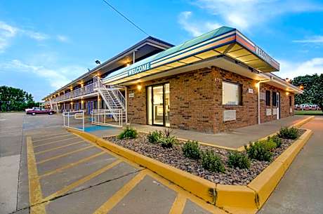 Motel 6-Salina, KS