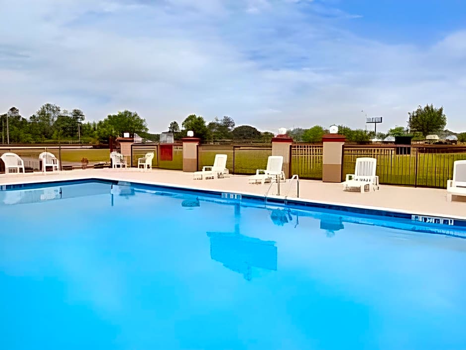 Motel 6 Forsyth, GA Tift College
