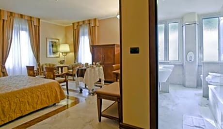 Deluxe Double Room (1 King Bed)