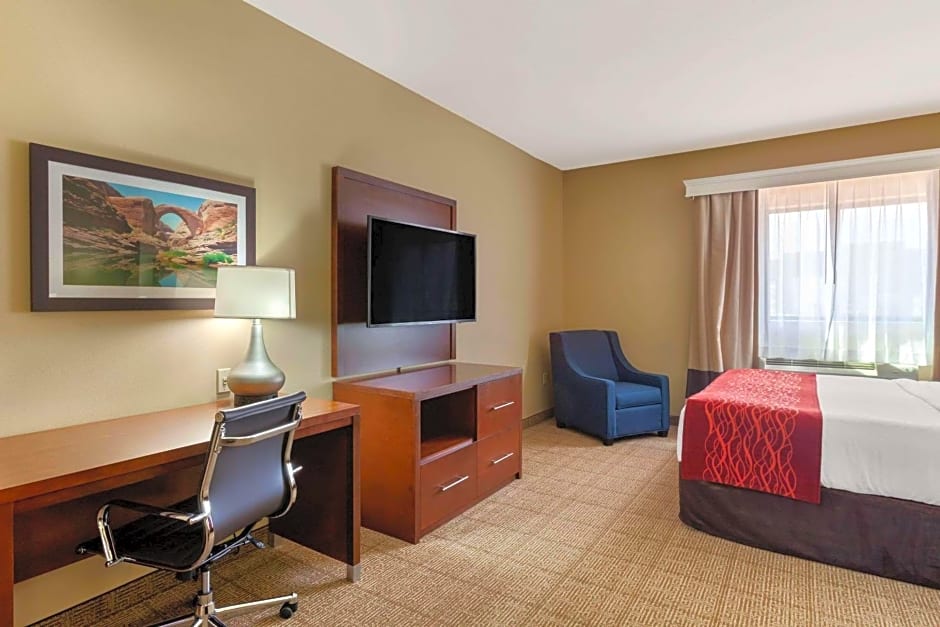 Comfort Inn & Suites Page at Lake Powell