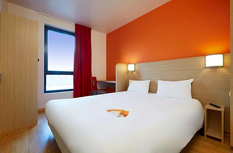 Photo 1 of 5 of 3 Single Beds