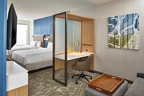 Queen Suite with Sofa Bed and Adapted Tub - Mobility Accessible