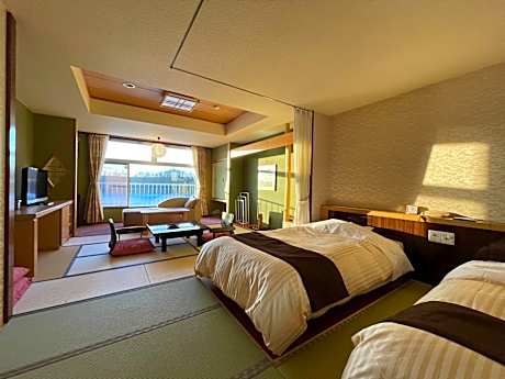 Room with Tatami Area and Lake View - Non-Smoking