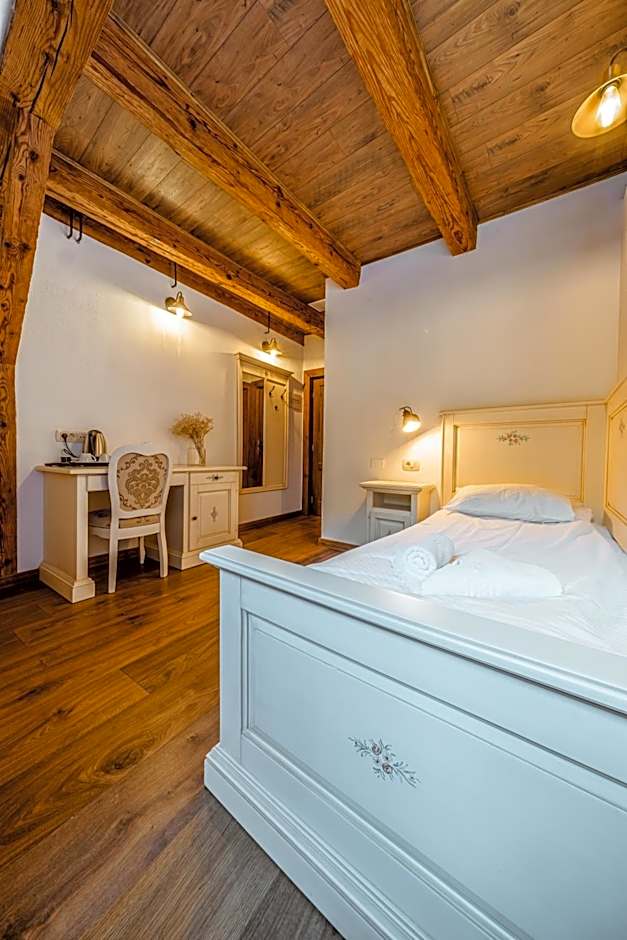 CASA CHITIC - HOTEL & RESTAURANT- Str Nicolae Balcescu 13