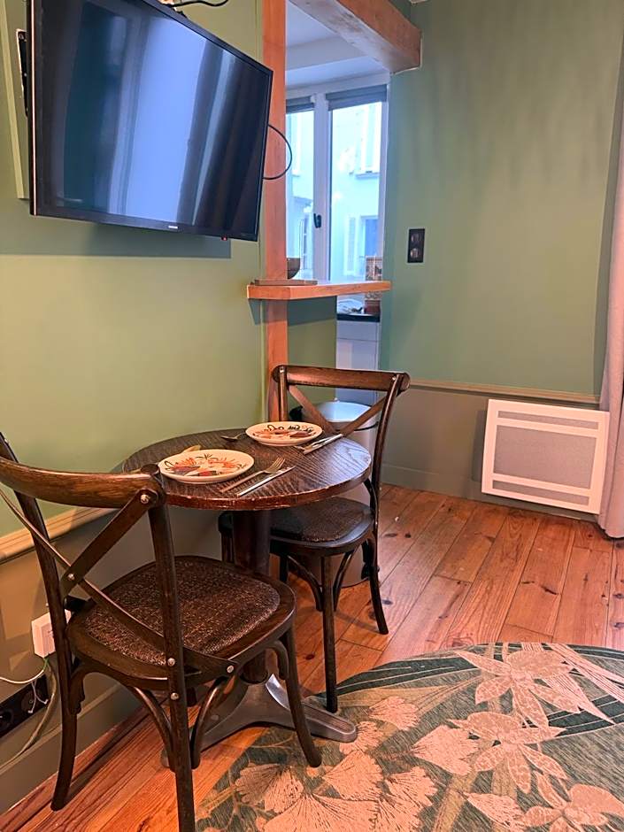 Le Village Montmartre by Hiphophostels